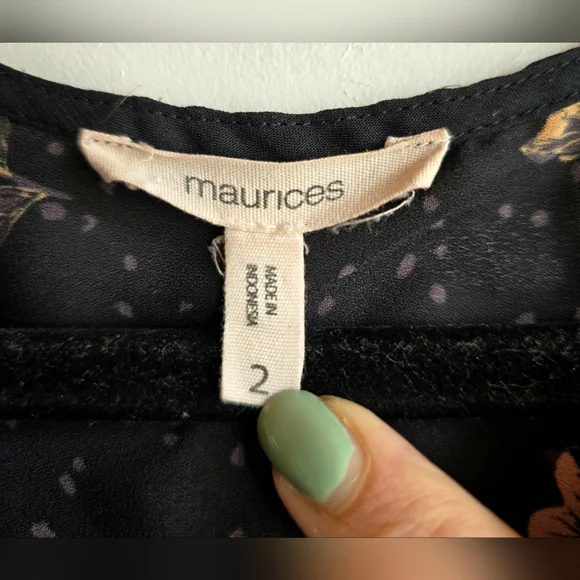 Maurices Flowy Black Floral Sleeveless Zip V-Neck Blouse - Plus Size 2X, EUC - Picture 6 of 7